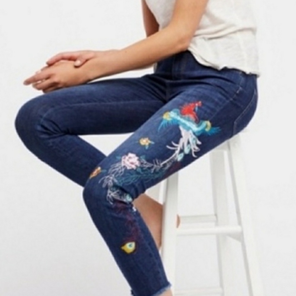 Gorgeous Free People embroidered jeans size 26. EUC